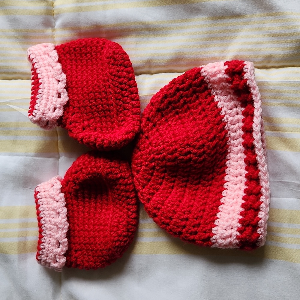 Newborn baby girl set, booties and beanie